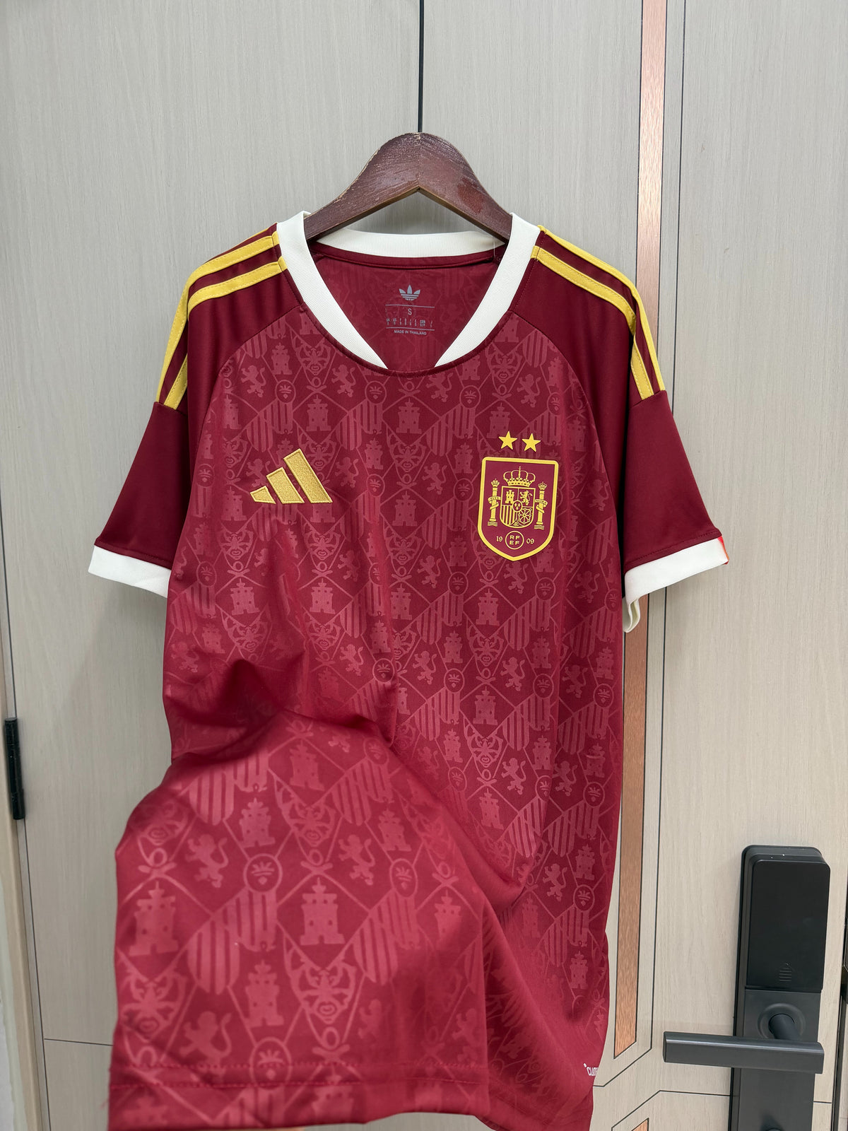 Camiseta España dos estrellas 2026 granate/blanca (solo versión fans) (tallas S-4XL)