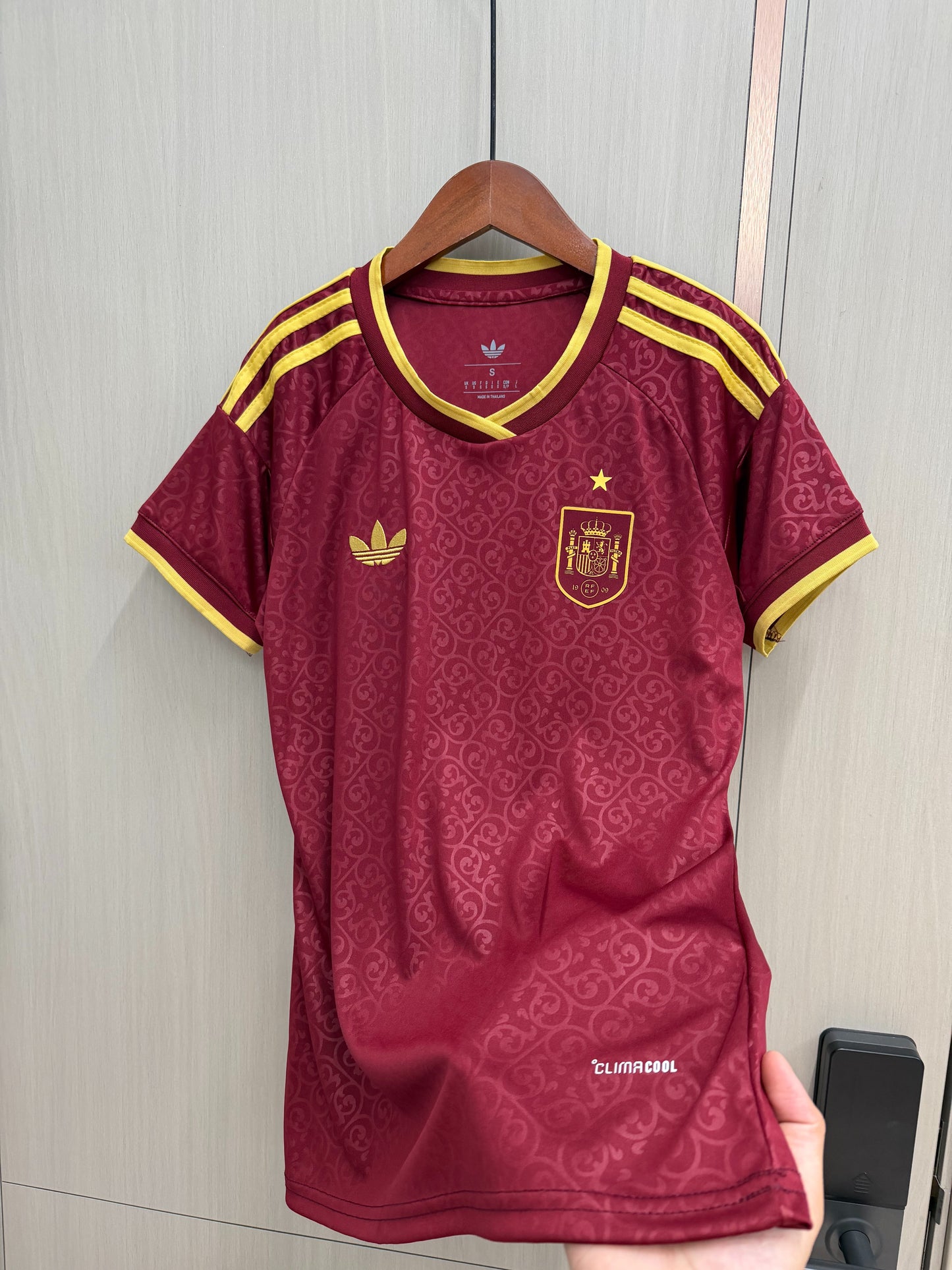 Camiseta España Mundial 2026 version mujer granate (solo versión fans)  (tallas S-2XL)