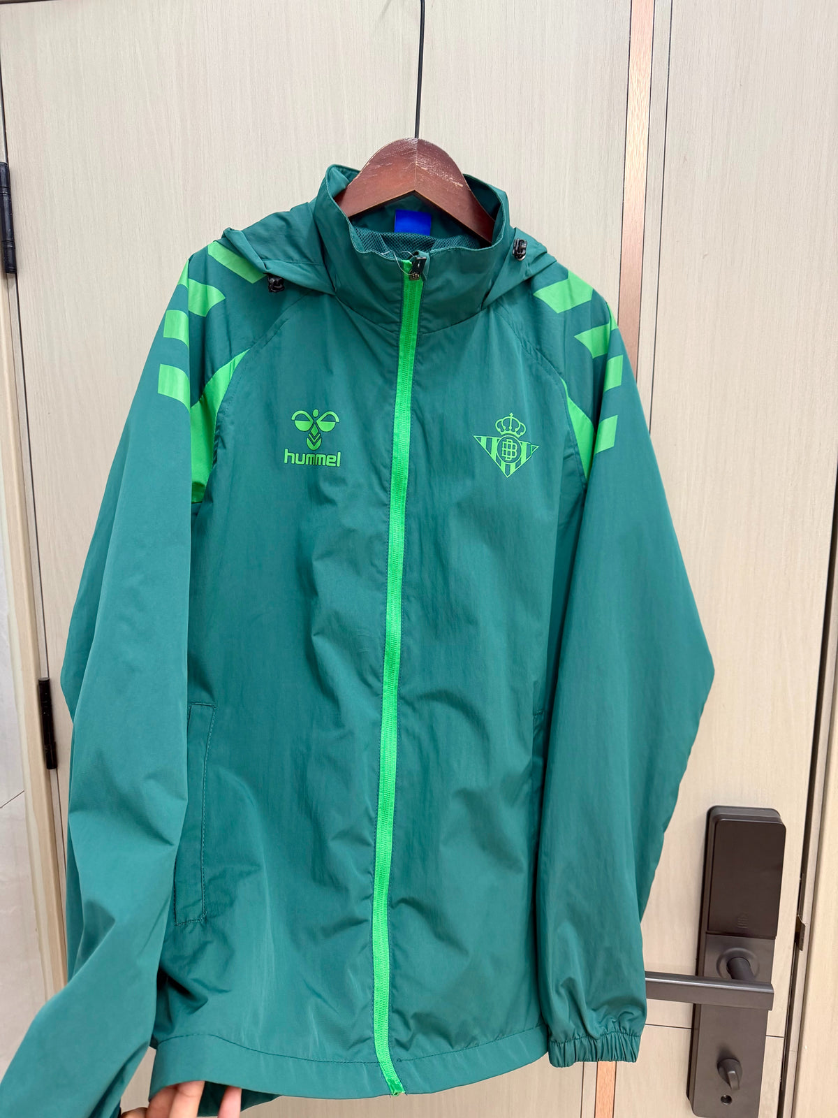 Chaqueta cortavientos verde Betis con capucha (tallas S-XXL)