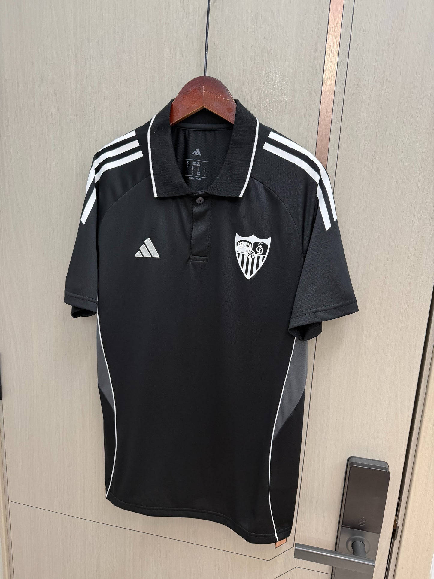 Polo Sevilla 25/26 Negro (tallas S-2XL)