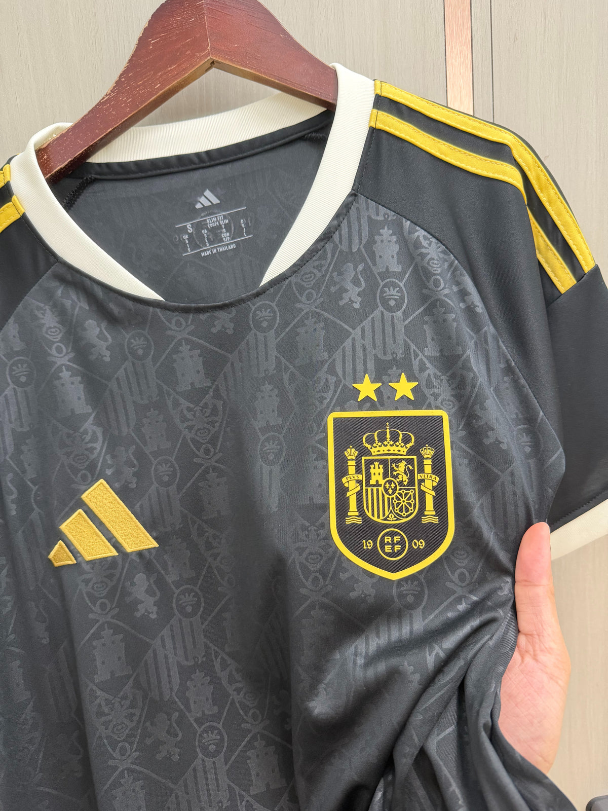 Camiseta España dos estrellas Mundial 2026 negra/blanca (solo versión fans) (tallas S-4XL)