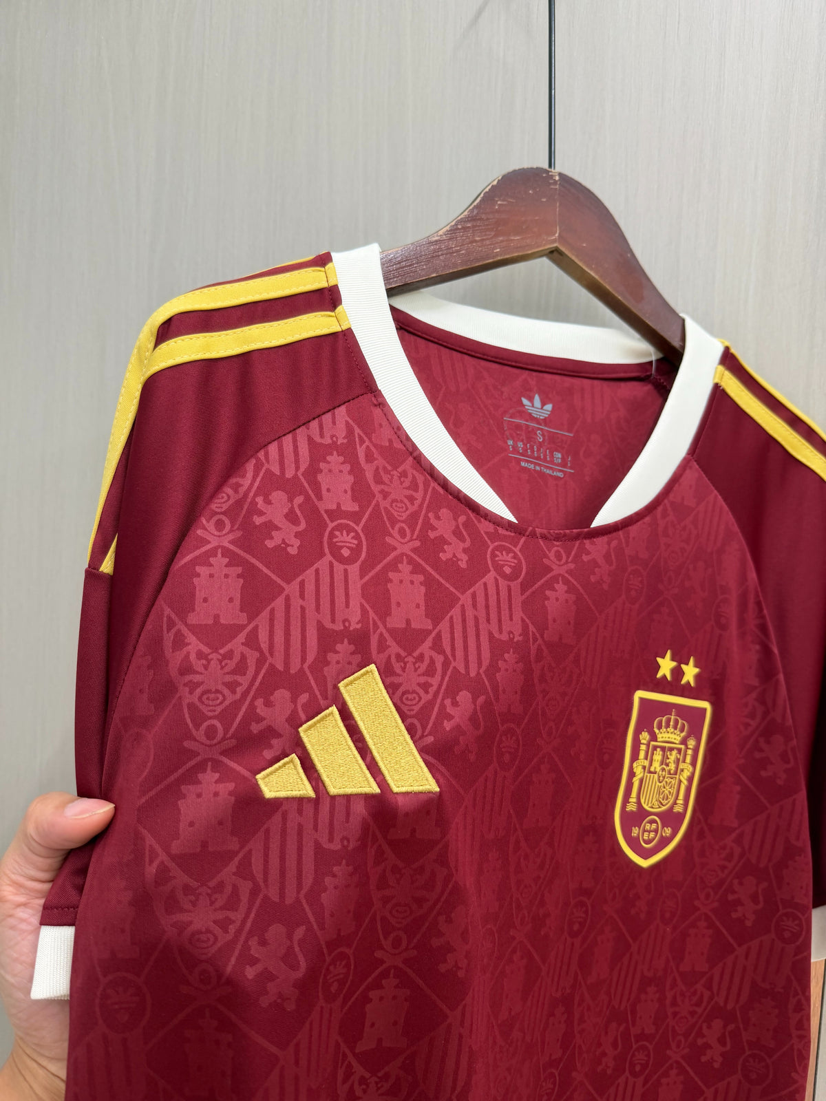 Camiseta España dos estrellas 2026 granate/blanca (solo versión fans) (tallas S-4XL)