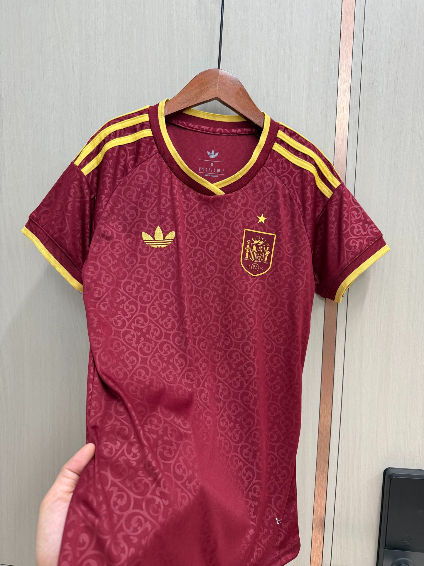 Camiseta España Mundial 2026 version mujer granate (solo versión fans)  (tallas S-2XL)