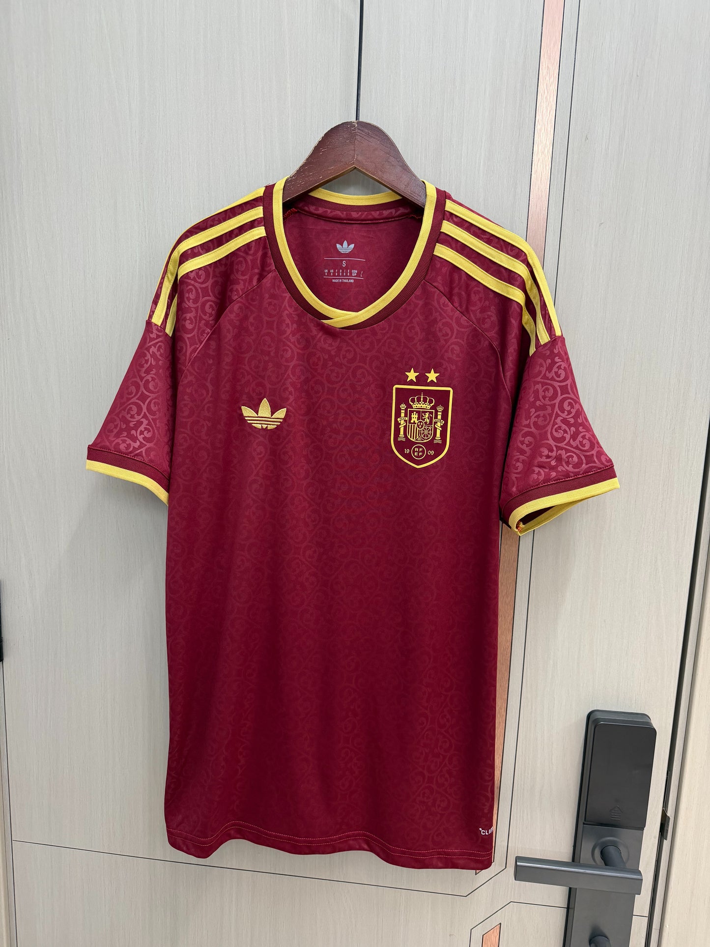 Camiseta España dos estrellas Mundial 2026 granate (solo versión fans) (tallas S-4XL)