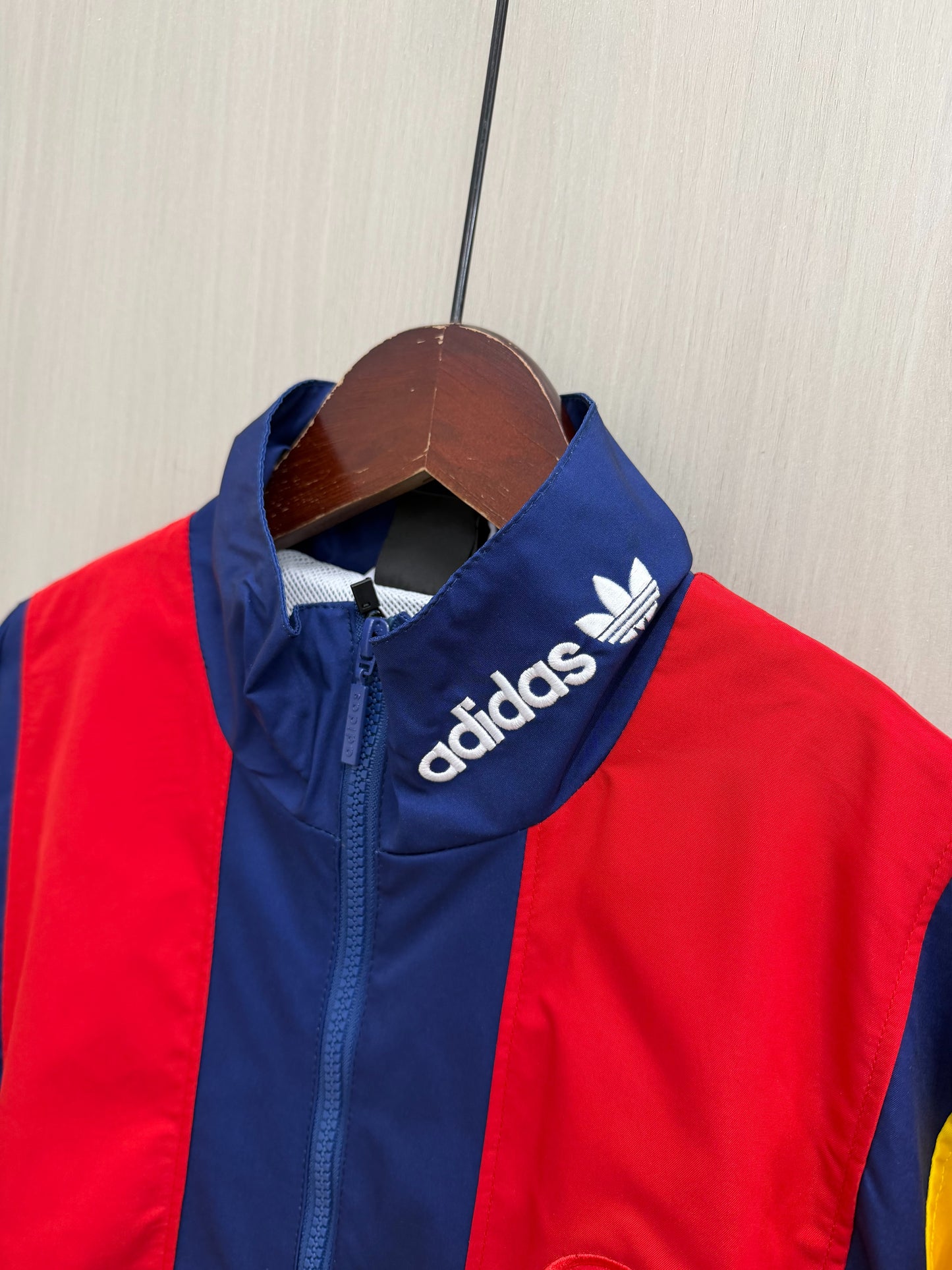 Chaqueta cortavientos España 2026 azul con rojo amarillo (tallas S-XXL)