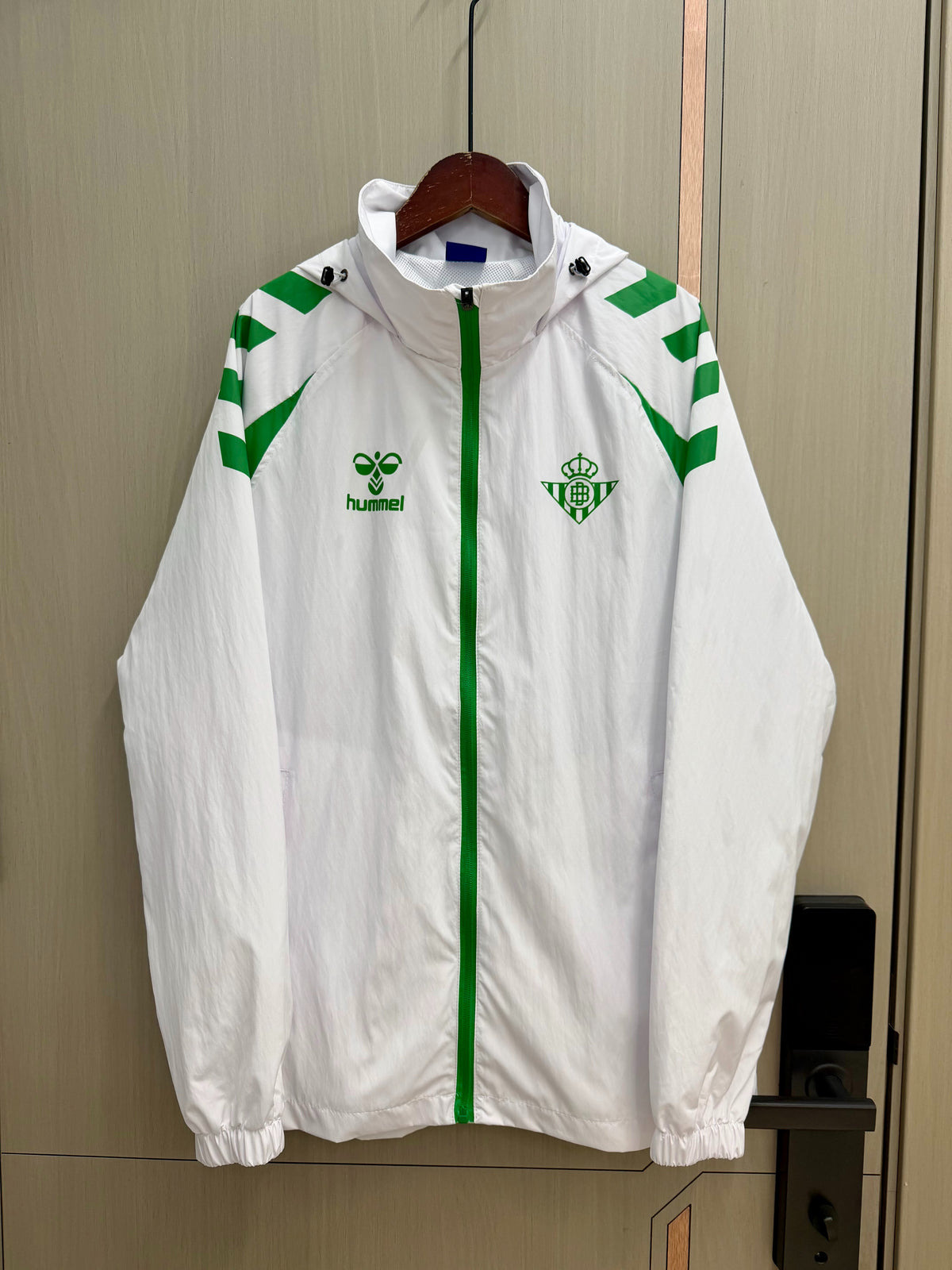 Chaqueta cortavientos blanca Betis con capucha (tallas S-XXL)