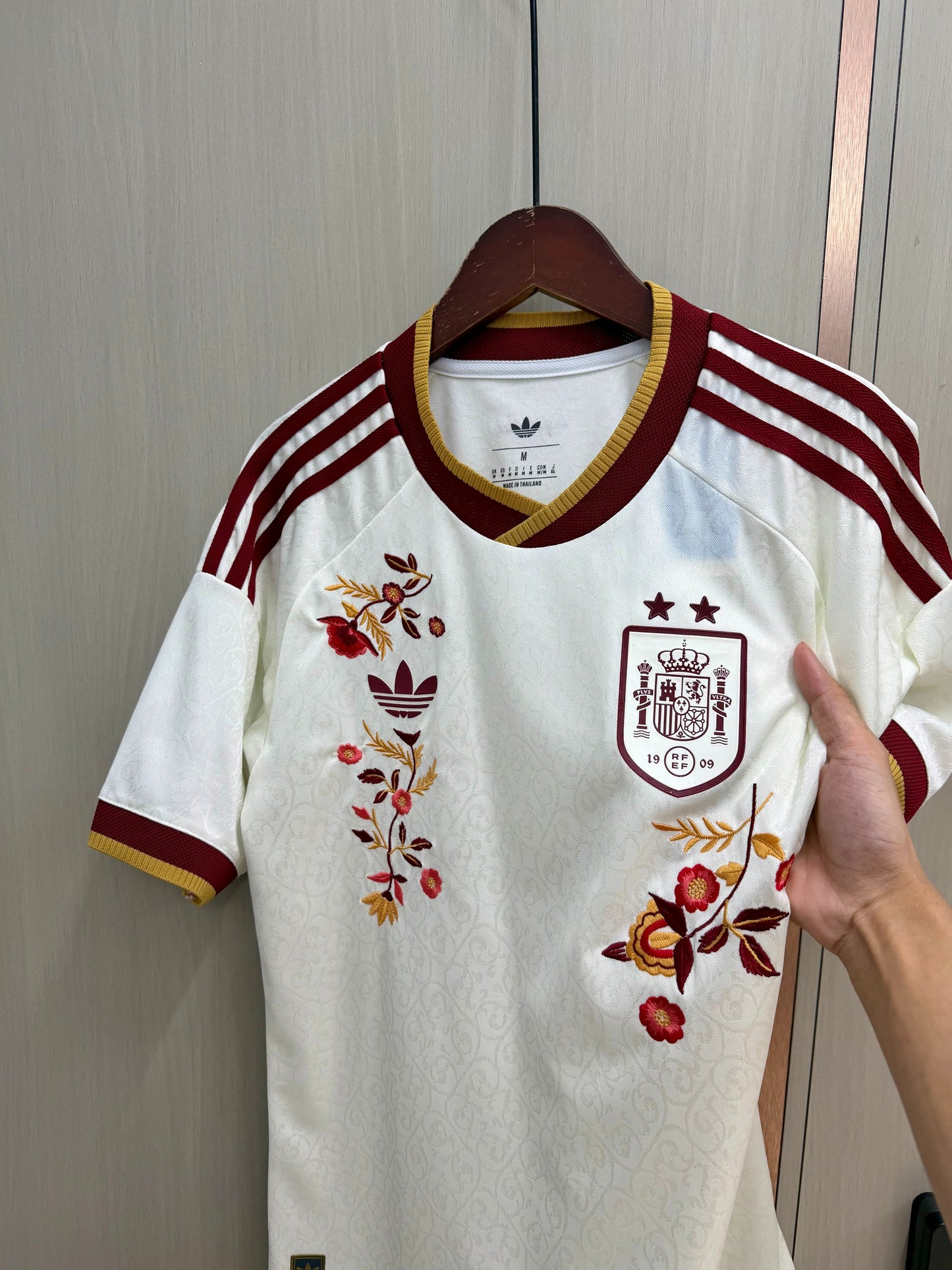 Camiseta España 2026 dos estrellas con bordado de flor version jugador (tallas S-2XL)