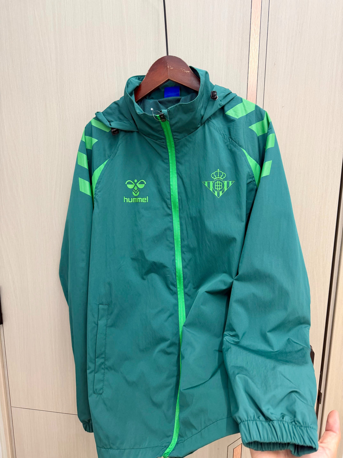 Chaqueta cortavientos verde Betis con capucha (tallas S-XXL)