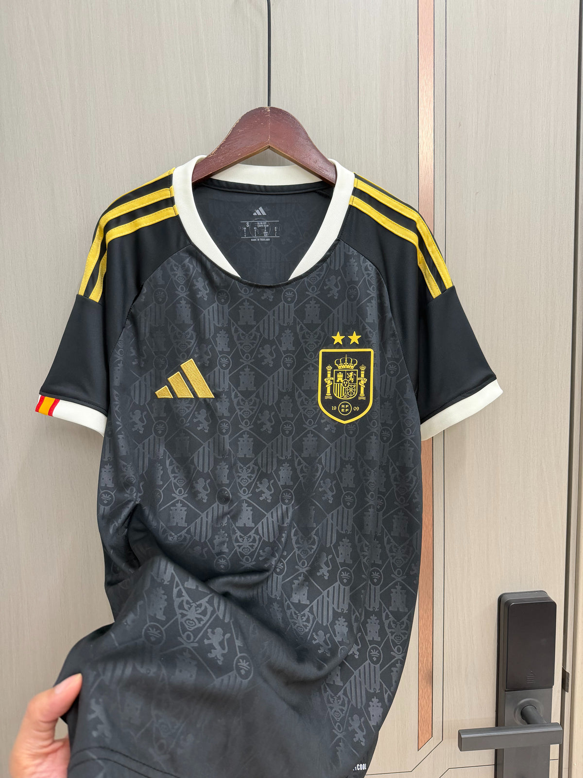 Camiseta España dos estrellas Mundial 2026 negra/blanca (solo versión fans) (tallas S-4XL)