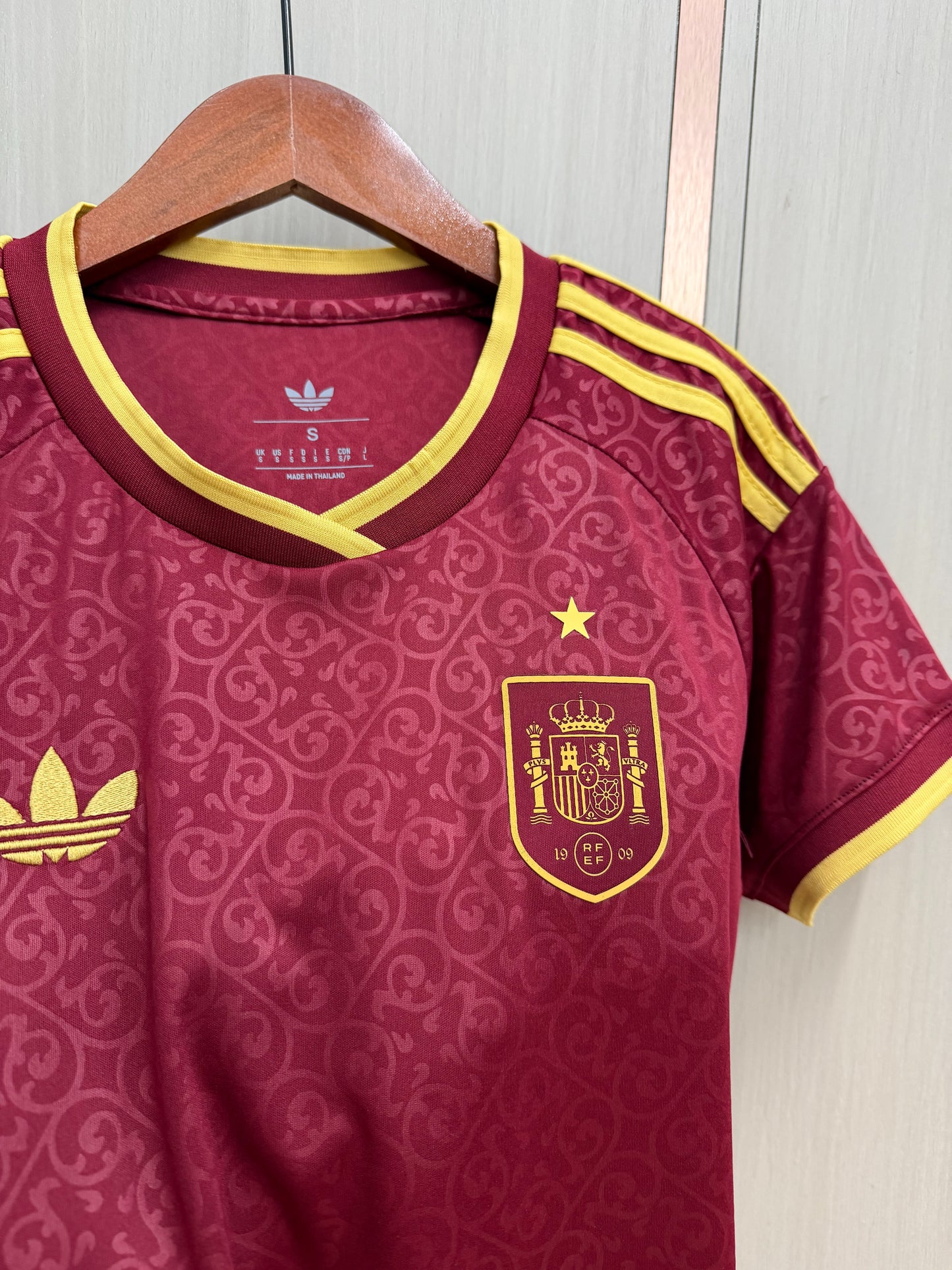 Camiseta España Mundial 2026 version mujer granate (solo versión fans)  (tallas S-2XL)