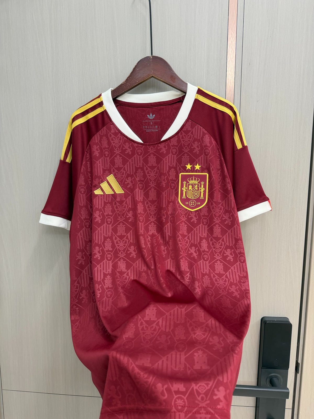 Camiseta España dos estrellas 2026 granate/blanca (solo versión fans) (tallas S-4XL)