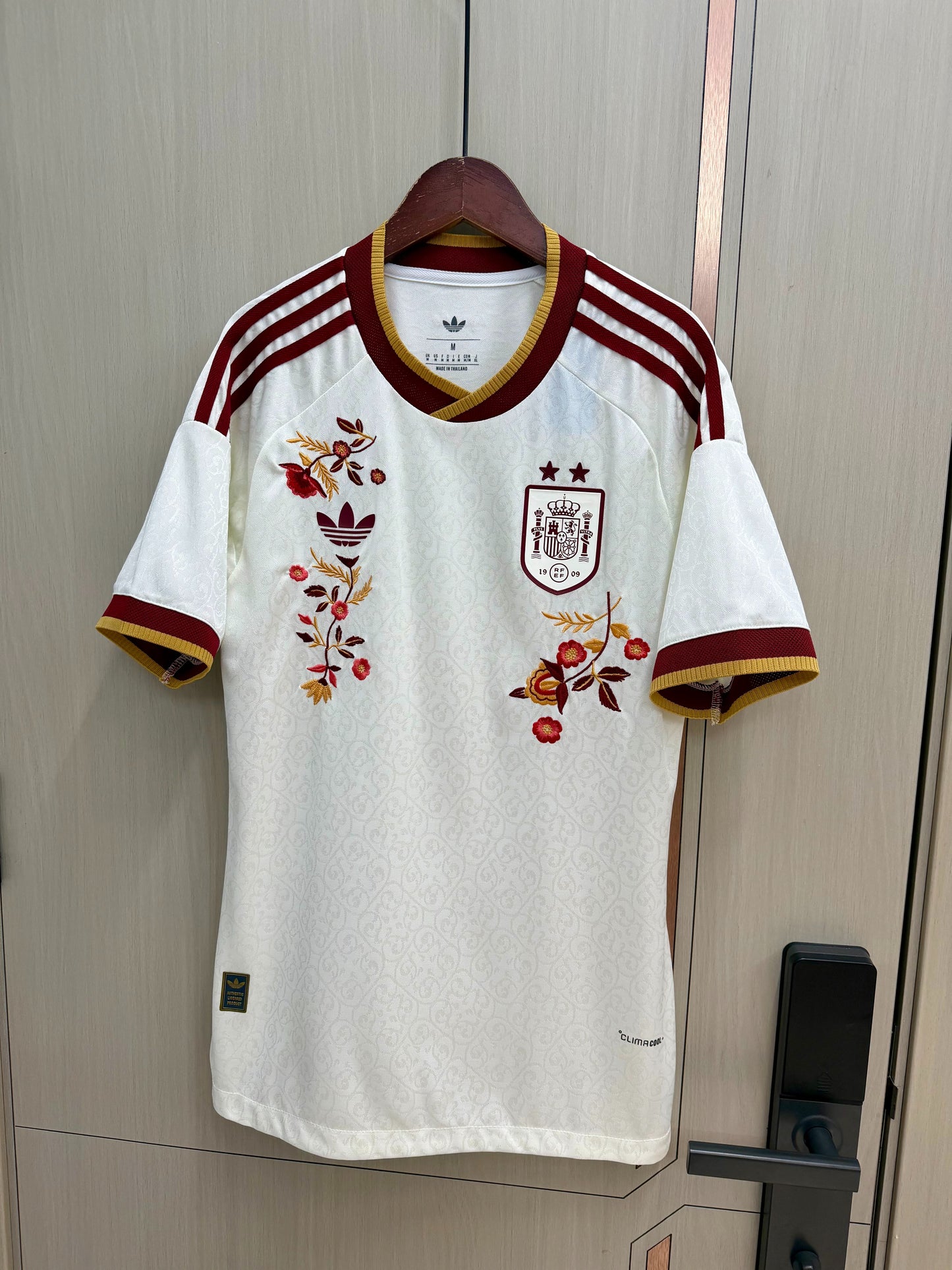 Camiseta España 2026 dos estrellas con bordado de flor version jugador (tallas S-2XL)