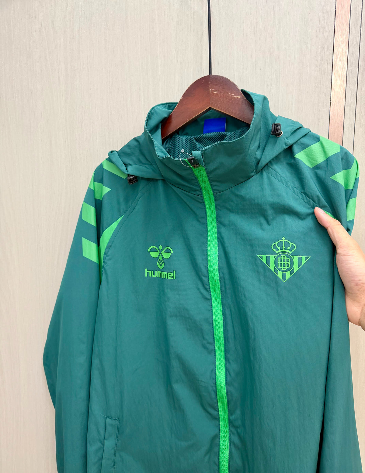 Chaqueta cortavientos verde Betis con capucha (tallas S-XXL)