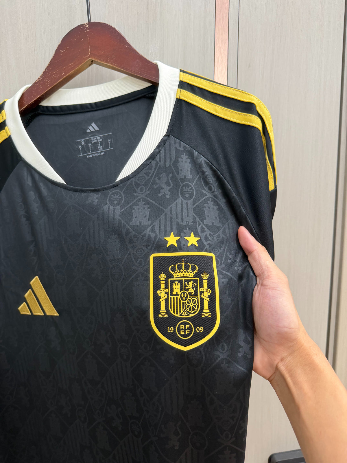 Camiseta España dos estrellas Mundial 2026 negra/blanca (solo versión fans) (tallas S-4XL)