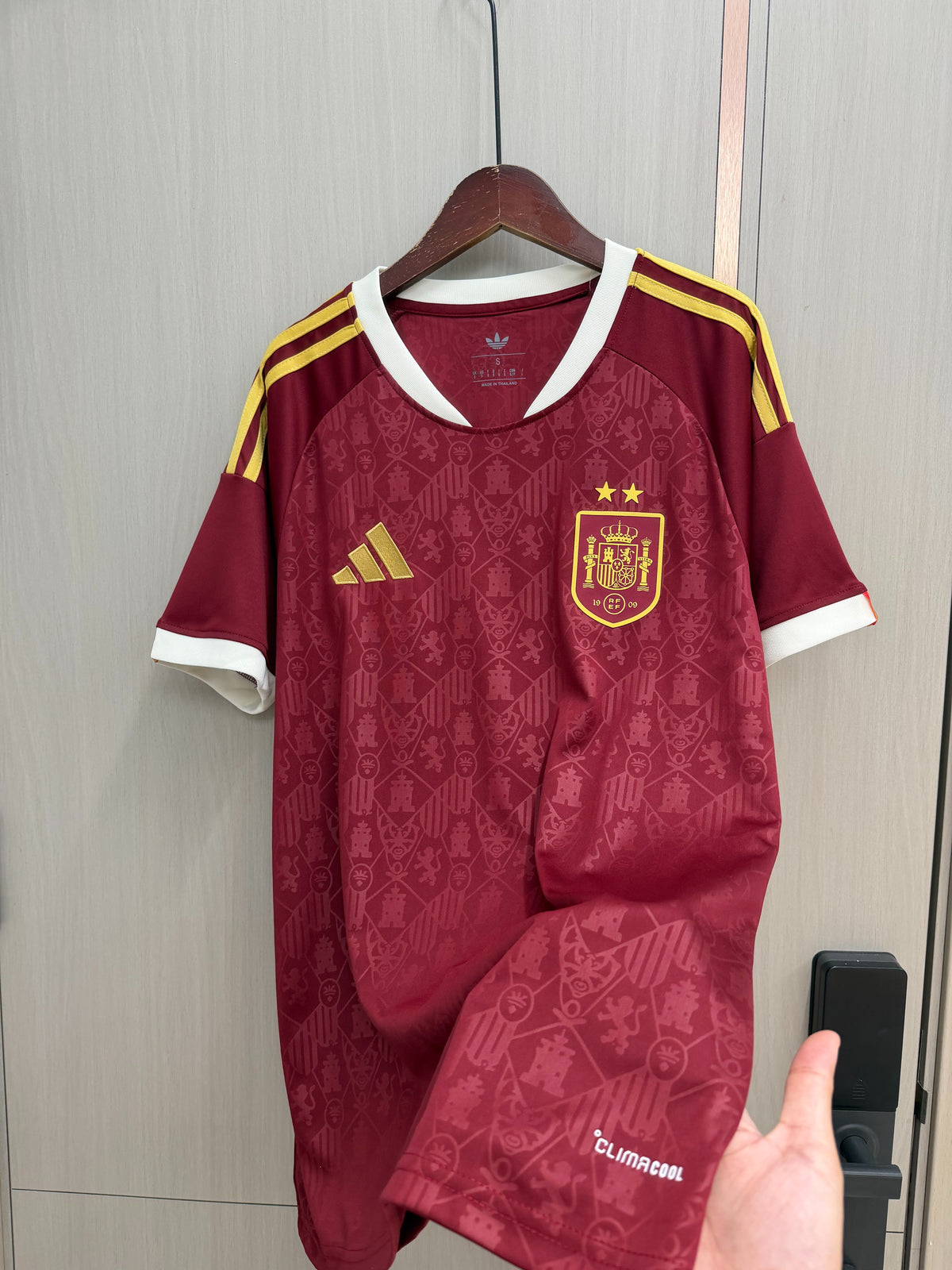 Camiseta España dos estrellas 2026 granate/blanca (solo versión fans) (tallas S-4XL)