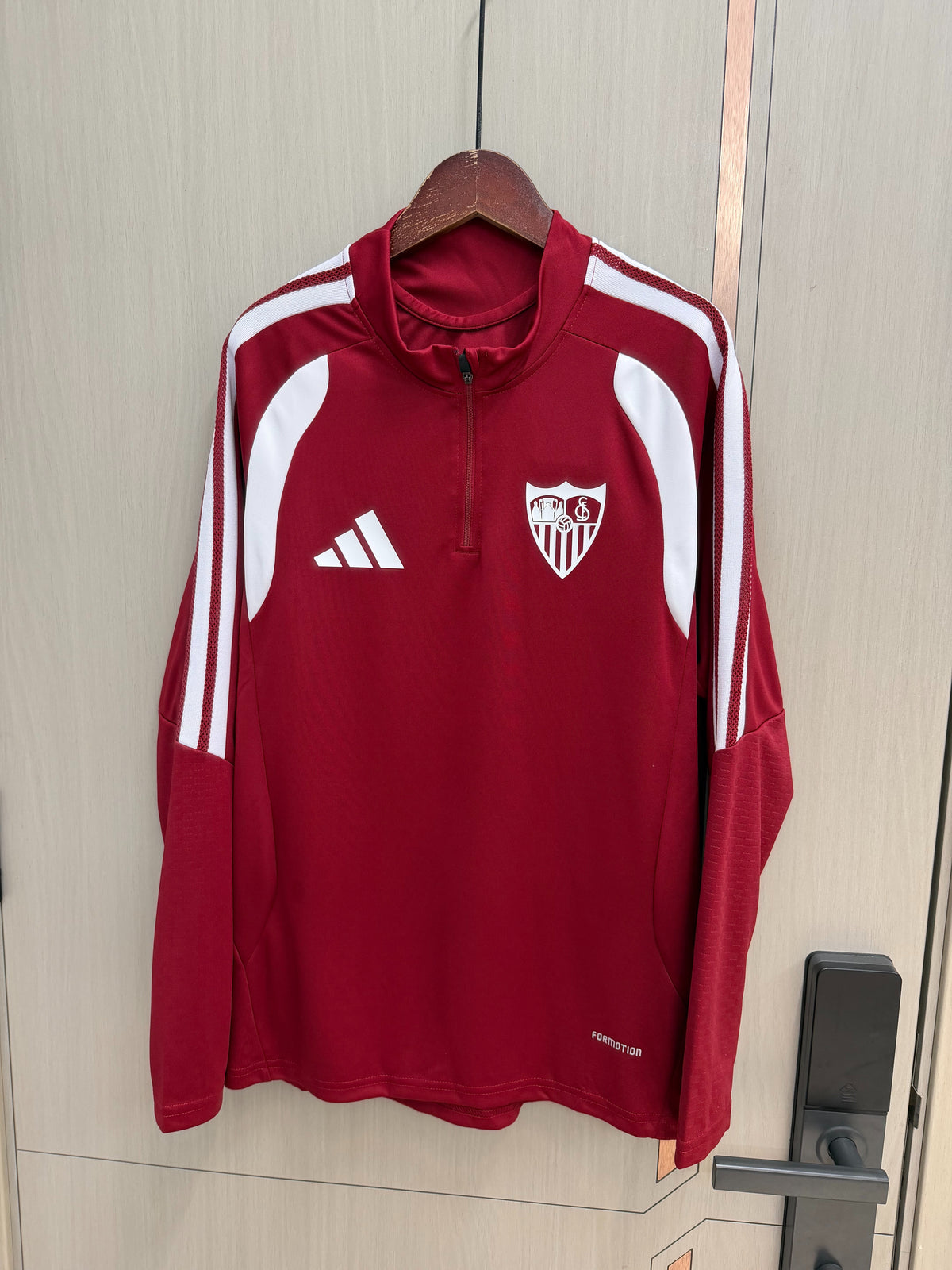 Chandal Sevilla 26-27 (tallas S-2XL)