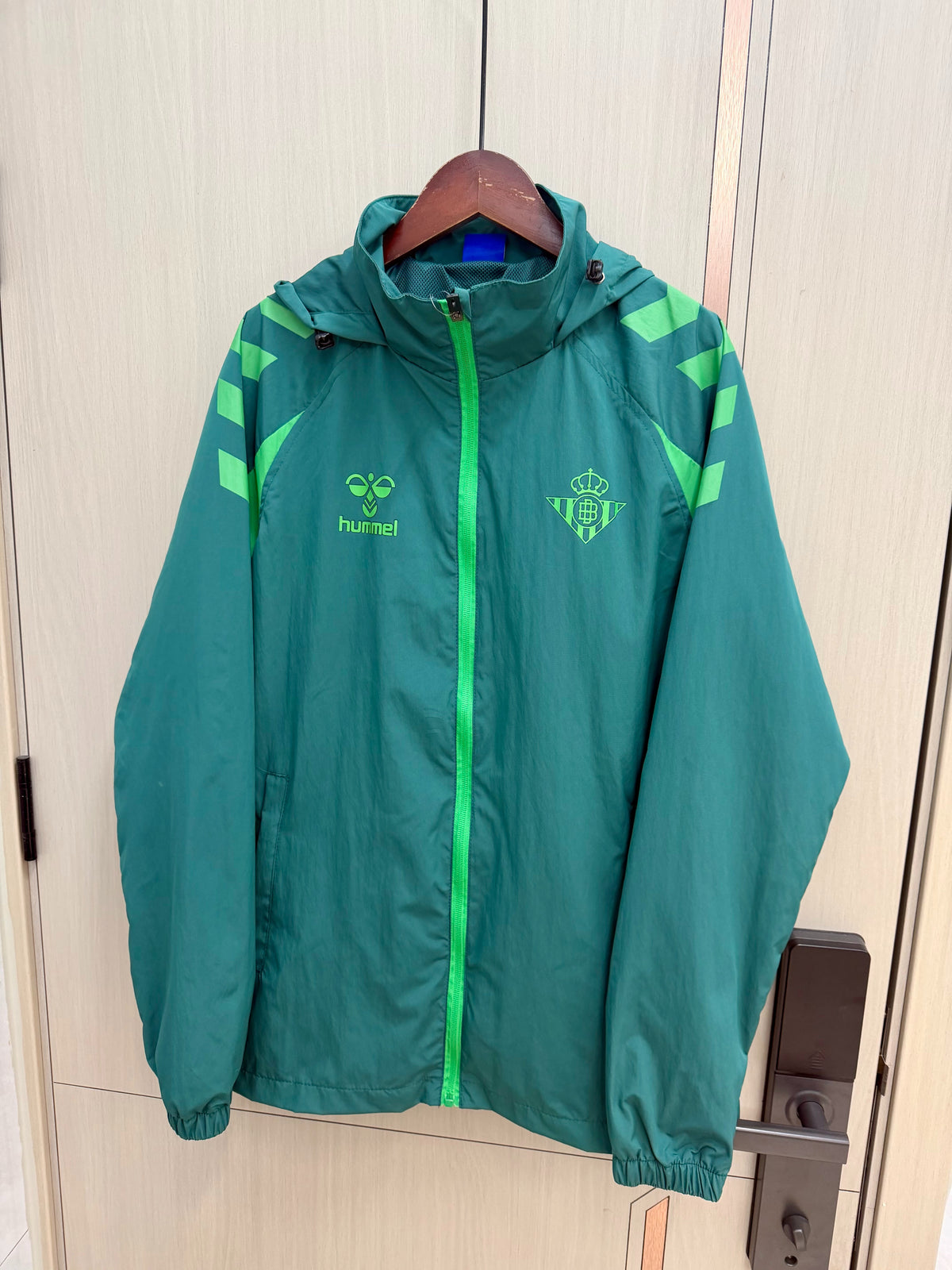 Chaqueta cortavientos verde Betis con capucha (tallas S-XXL)