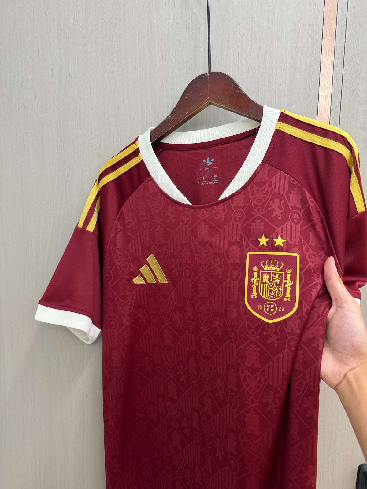 Camiseta España dos estrellas 2026 granate/blanca (solo versión fans) (tallas S-4XL)