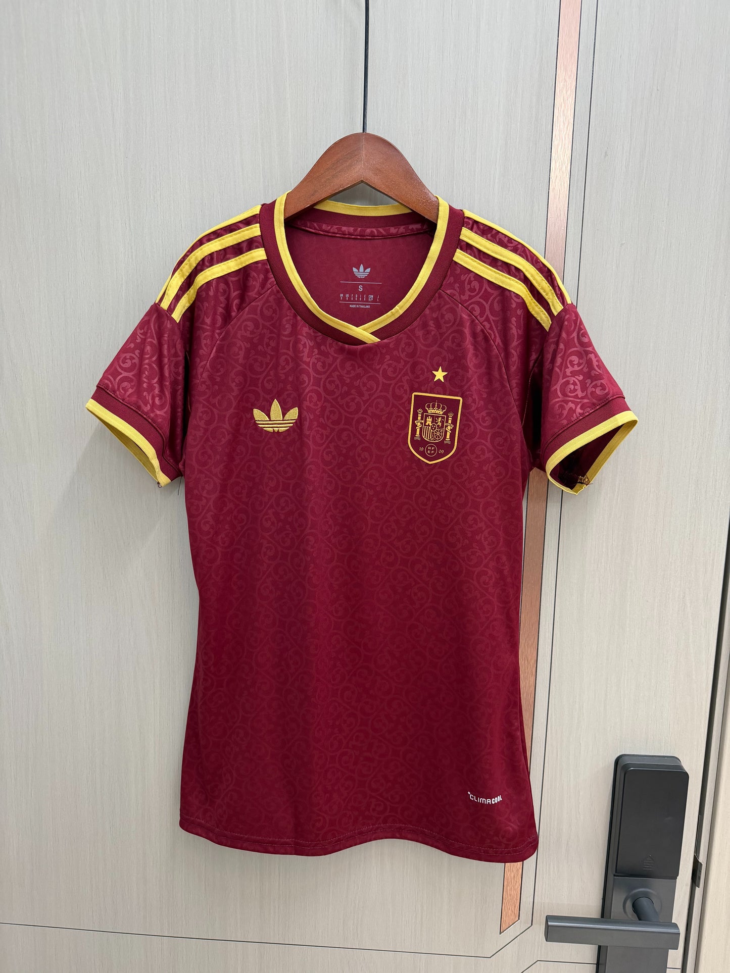 Camiseta España Mundial 2026 version mujer granate (solo versión fans)  (tallas S-2XL)