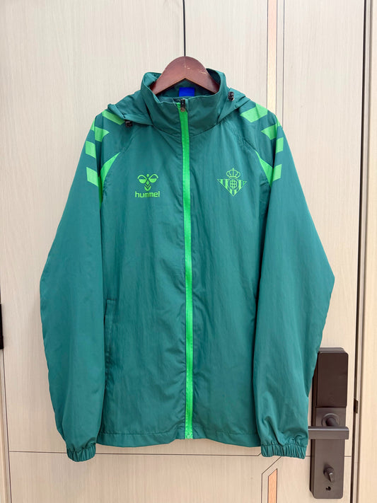 Chaqueta cortavientos verde Betis con capucha (tallas S-XXL)