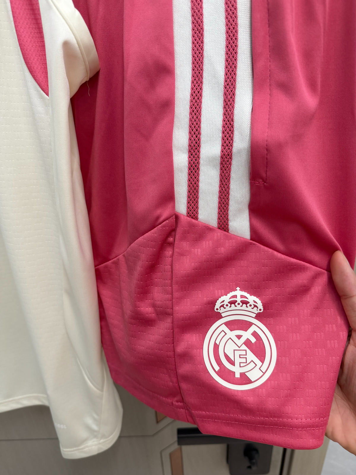 Conjunto sin mangas Real Madrid 26-27 blanco con rosa (tallas S-XXL)