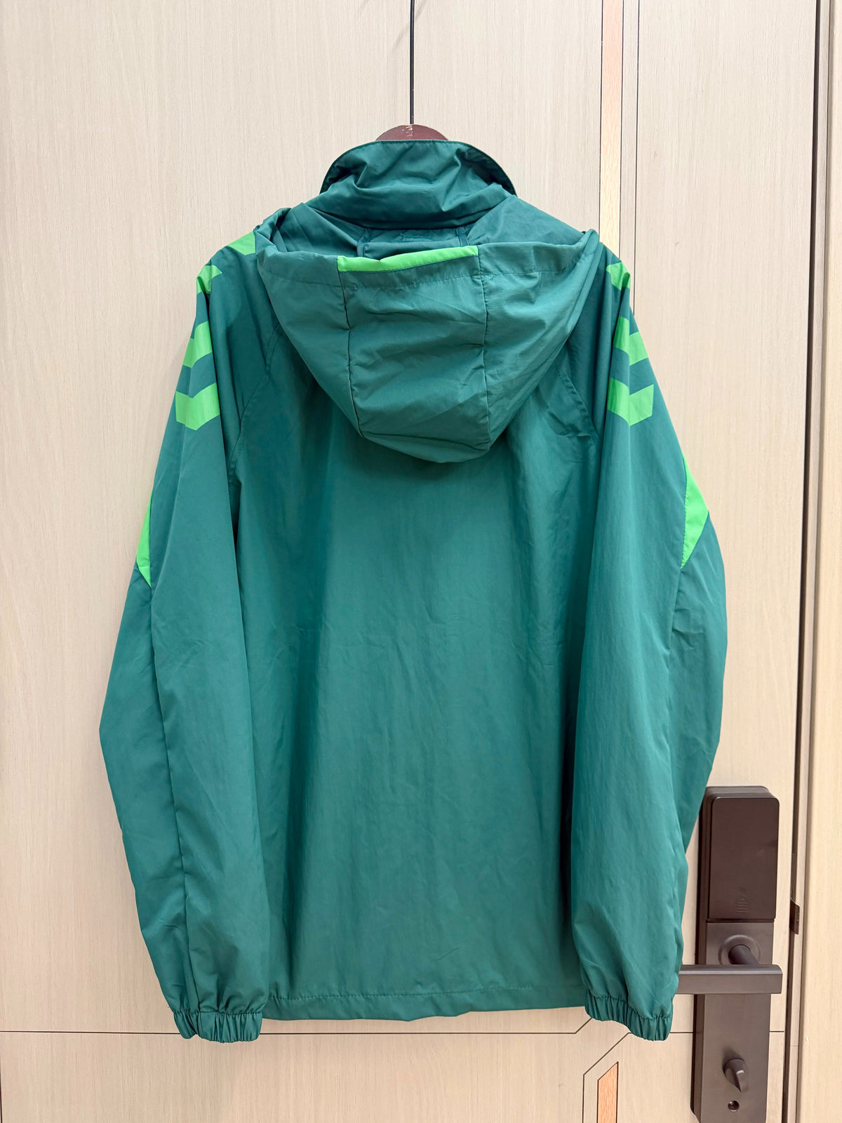 Chaqueta cortavientos verde Betis con capucha (tallas S-XXL)