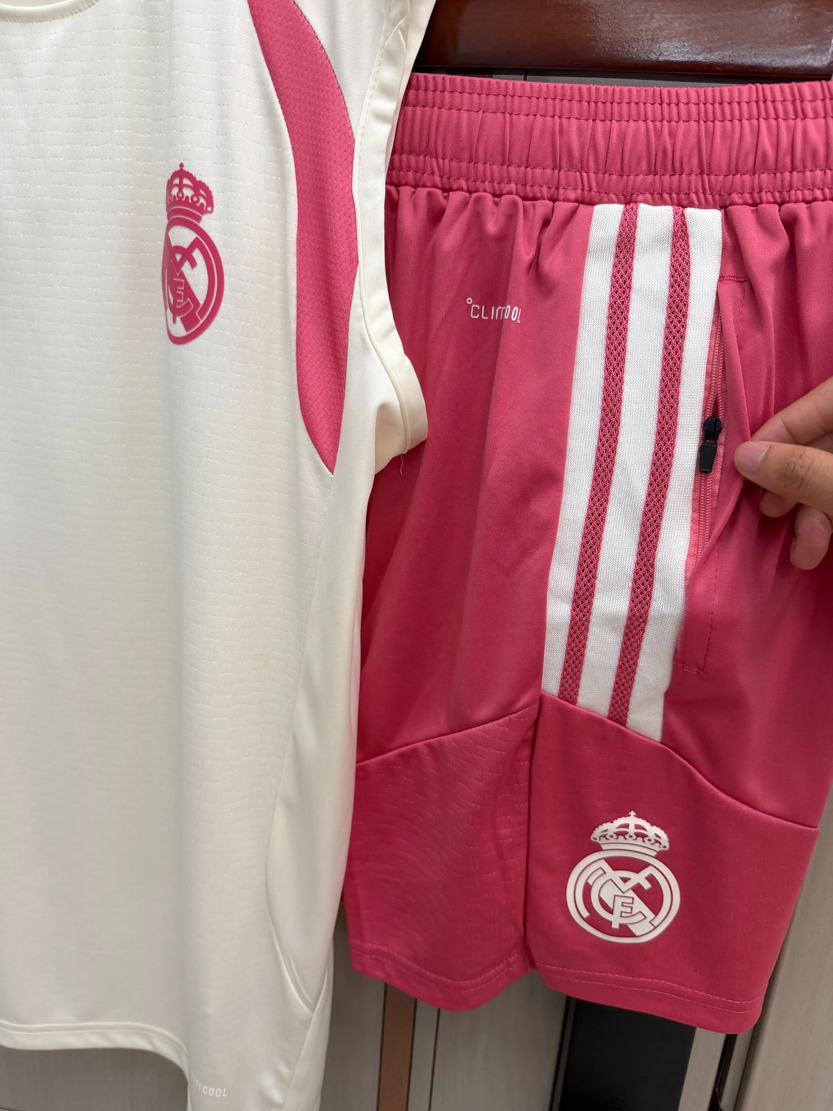 Conjunto sin mangas Real Madrid 26-27 blanco con rosa (tallas S-XXL)