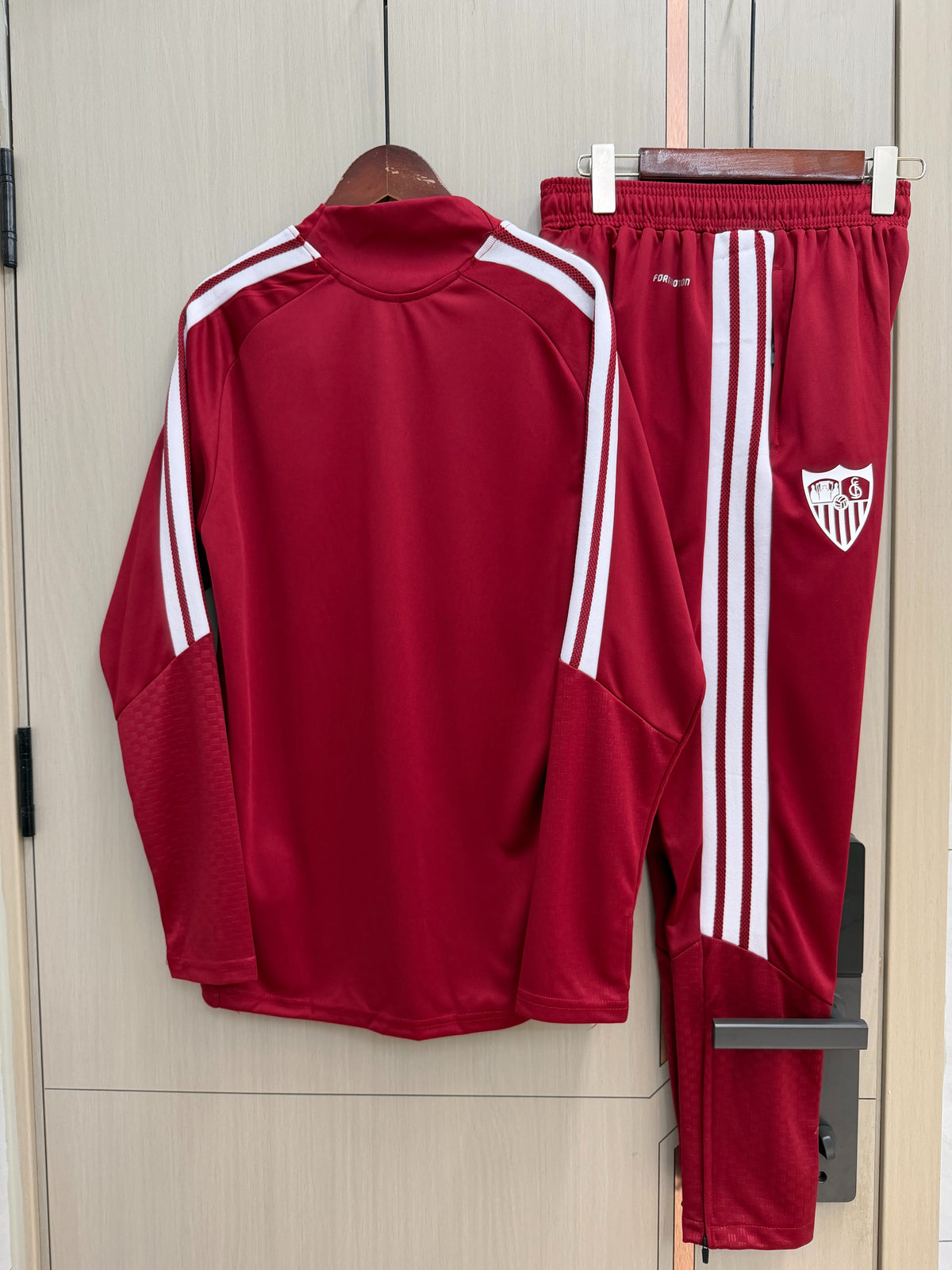 Chandal Sevilla 26-27 (tallas S-2XL)