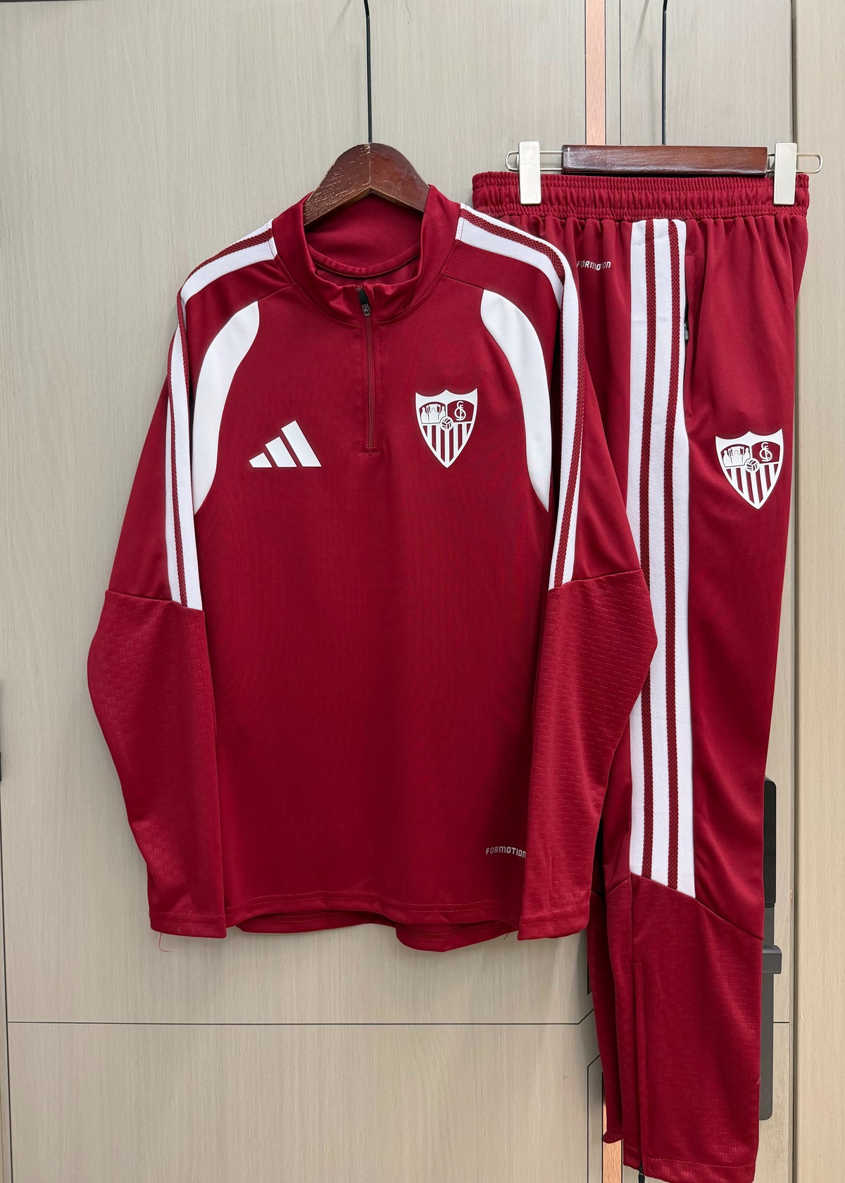 Chandal Sevilla 26-27 (tallas S-2XL)