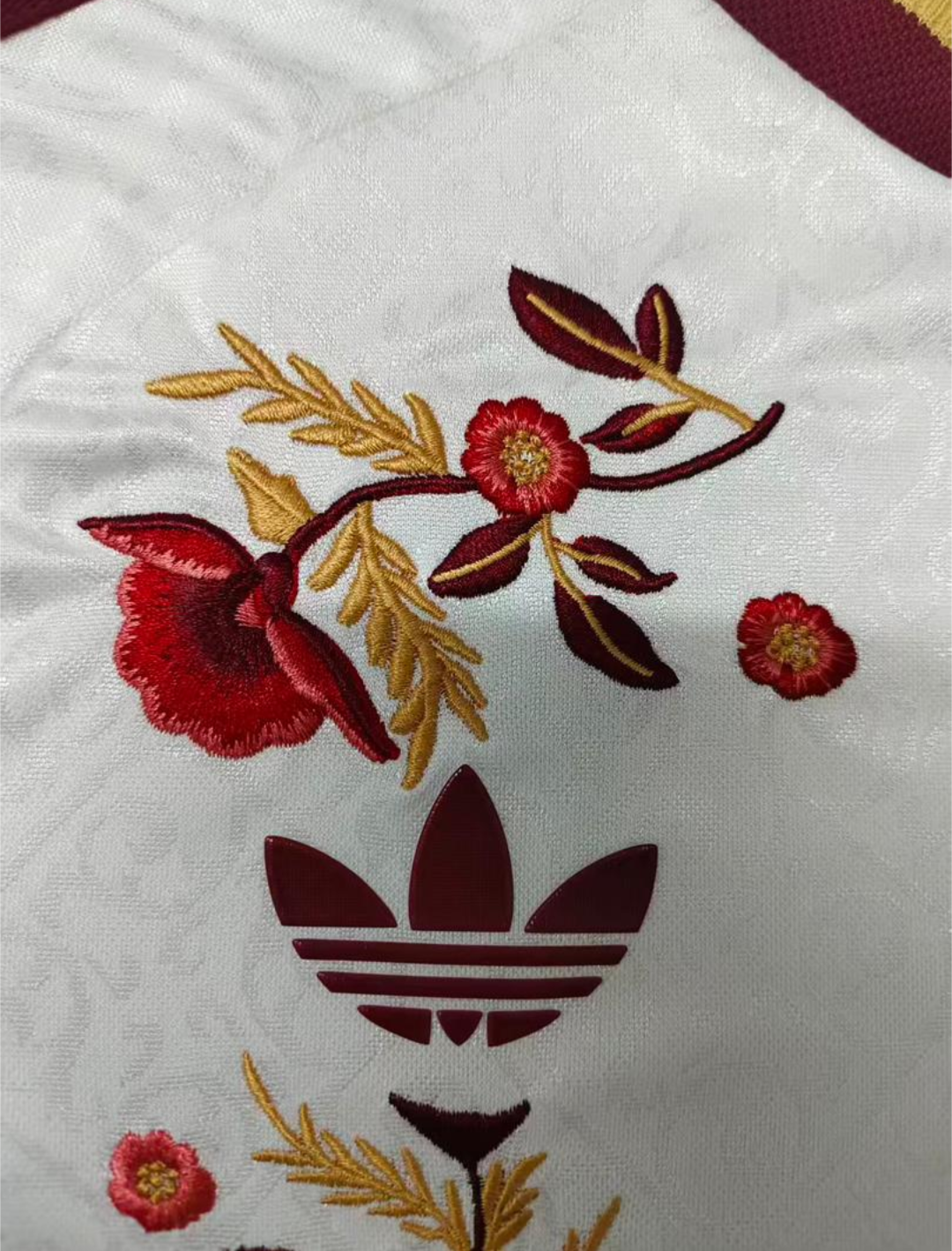 Camiseta España 2026 con bordado de flor version jugador (tallas S-2XL)