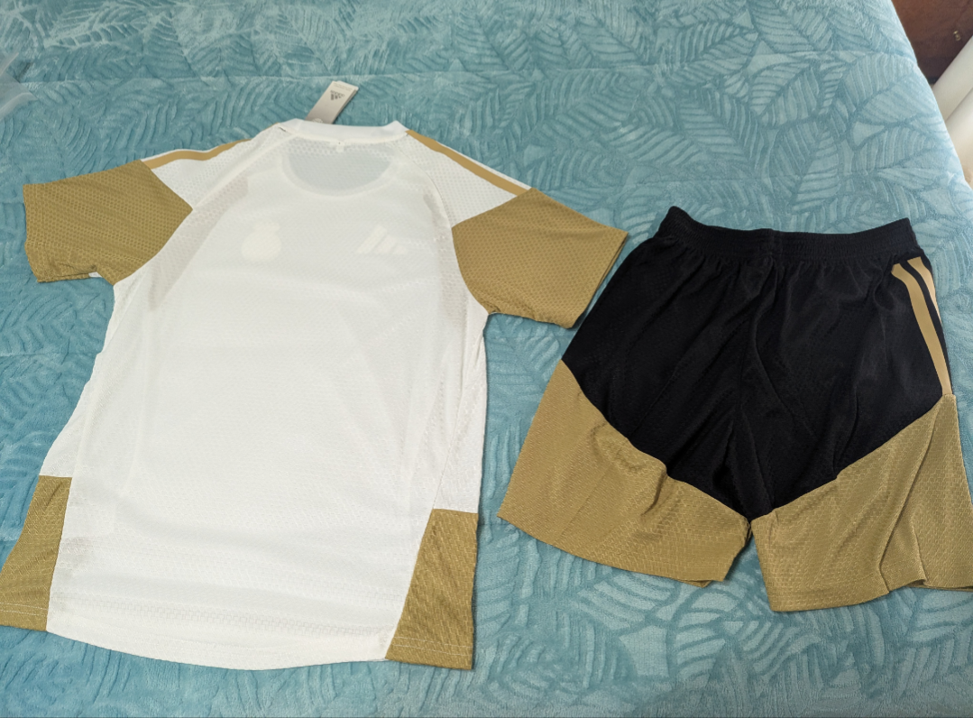 Equipacion Real Madrid especial oro