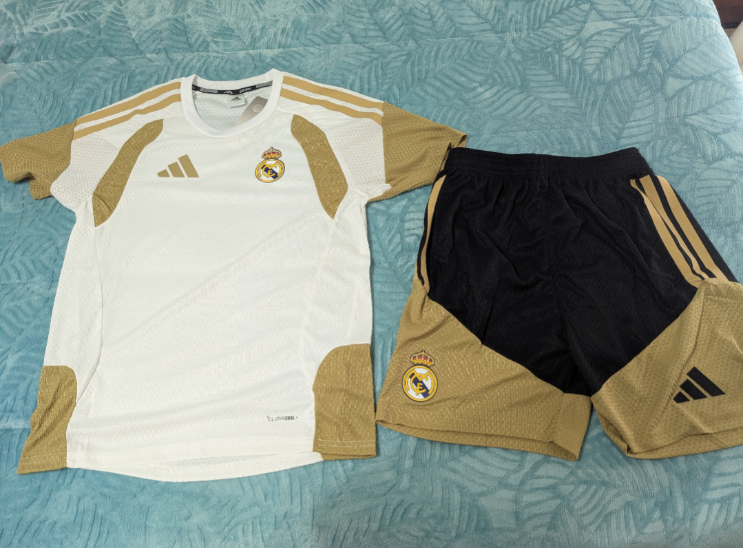 Equipacion Real Madrid especial oro
